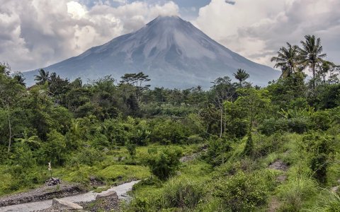 Indonezja - w krainie tysiąca wysp Jawa, Bali, Komodo - widok na wulkan Merapi(16).jpg